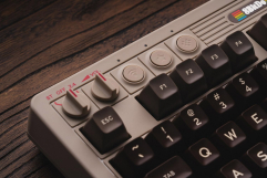 Screenshot på 8Bitdo Retro Mechanical Keyboard - C64 Edition (ANSI Layout)