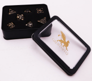 Screenshot på Greifenfels Void Series Dice (Brass Dragon)