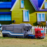 Screenshot på Transformers EarthSpark Optimus Prime Battle Base Trailer